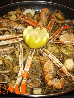 Una foto de Arroces Fideuá negra de marisco