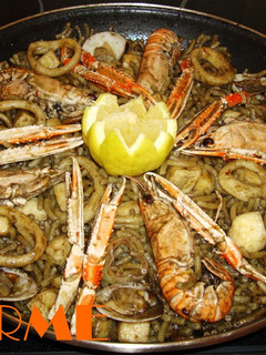 Una foto de Arroces Fideuá negra de marisco