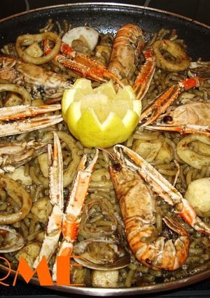 Una foto de Arroces Fideuá negra de marisco