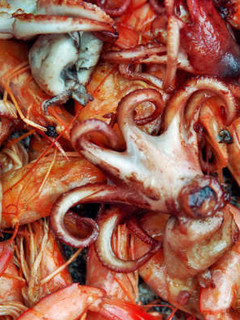 Una foto de Fideuá con gambas y calamar