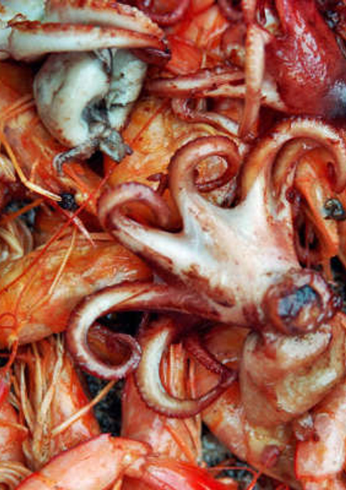 Una foto de Fideuá con gambas y calamar