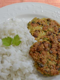 Una foto de Hamburguesas de soja y verduras con arroz blanco