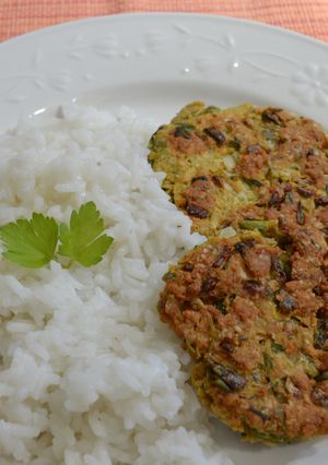 Una foto de Hamburguesas de soja y verduras con arroz blanco