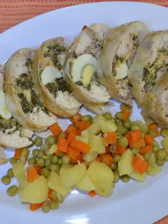 Una foto de Arrollado de pollo con ensalada jardinera