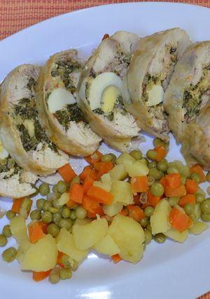 Una foto de Arrollado de pollo con ensalada jardinera