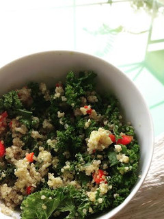 Una foto de Ensalada de quinoa con col rizada