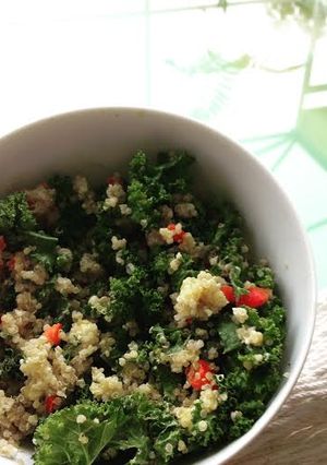 Una foto de Ensalada de quinoa con col rizada