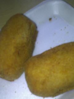 Una foto de Bombas de papas, queso y choclo