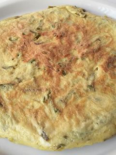 Una foto de Tortilla de espárragos silvestres y ajos tiernos