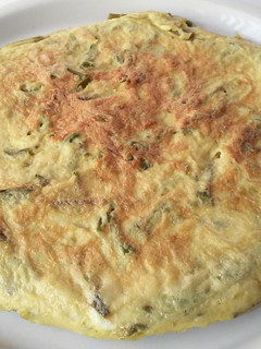 Una foto de Tortilla de espárragos silvestres y ajos tiernos