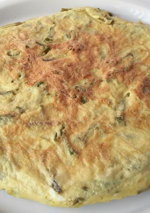 Una foto de Tortilla de espárragos silvestres y ajos tiernos