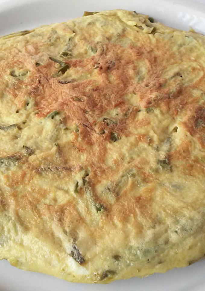 Una foto de Tortilla de espárragos silvestres y ajos tiernos
