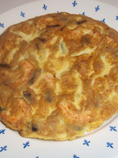 Una foto de Tortilla de ajos tiernos y langostinos
