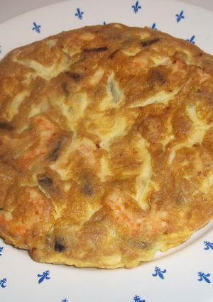 Una foto de Tortilla de ajos tiernos y langostinos