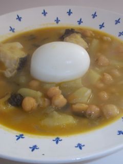 Una foto de Potaje de garbanzos con bacalao fresco