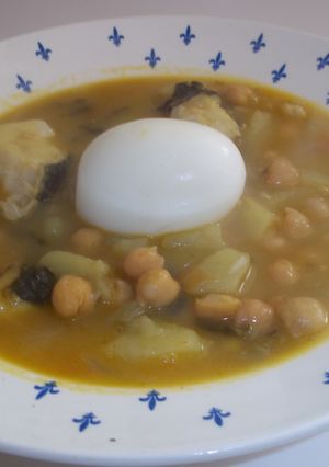 Una foto de Potaje de garbanzos con bacalao fresco