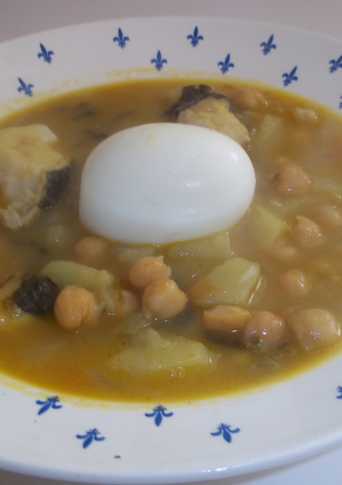 Una foto de Potaje de garbanzos con bacalao fresco