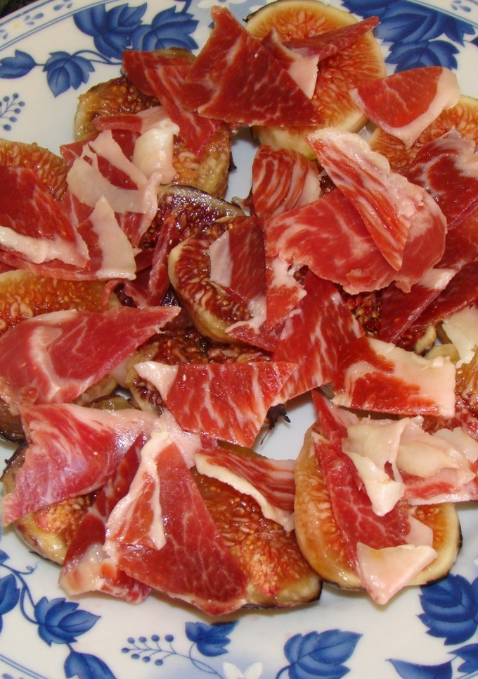 Una foto de Higos de cuello de dama con jamón de jabugo