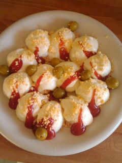Una foto de Huevos rellenos, receta de Candela