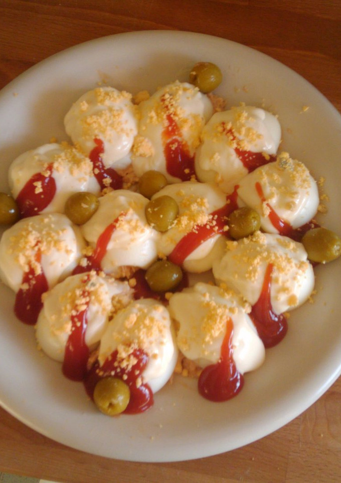Una foto de Huevos rellenos, receta de Candela
