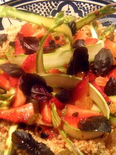 Una foto de Ensalada de cuscús, espárragos trigueros y fresas con aliño de ñoras