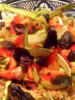 Una foto de Ensalada de cuscús, espárragos trigueros y fresas con aliño de ñoras