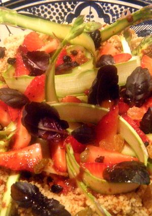 Una foto de Ensalada de cuscús, espárragos trigueros y fresas con aliño de ñoras