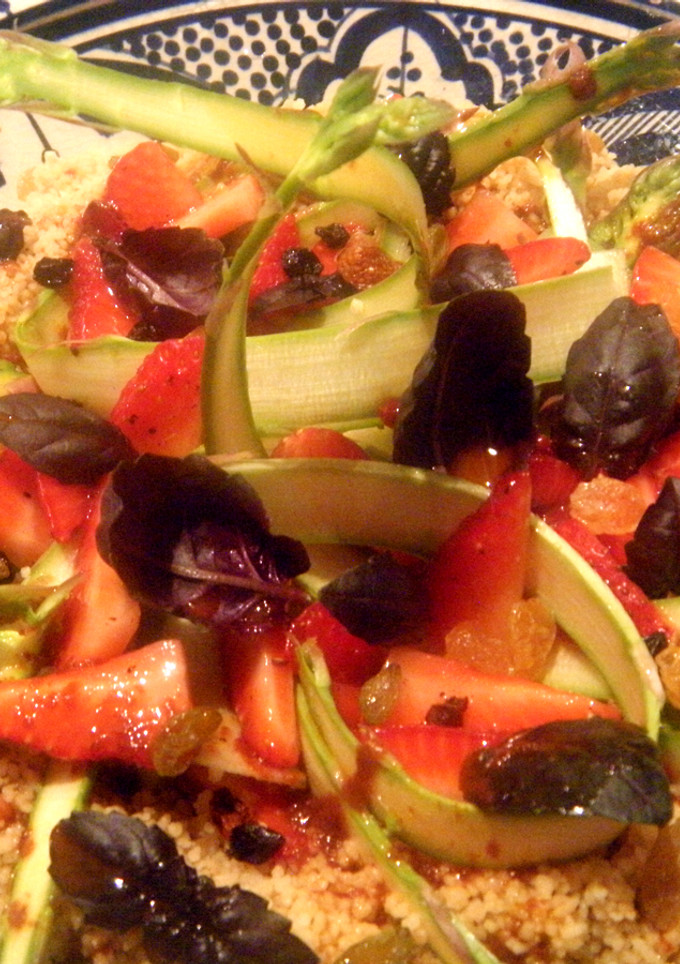 Una foto de Ensalada de cuscús, espárragos trigueros y fresas con aliño de ñoras