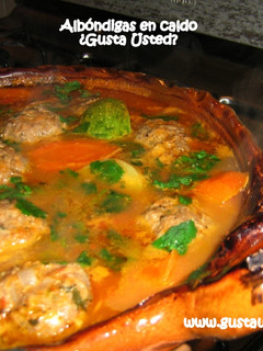 Una foto de Albóndigas de res en caldo con verduras
