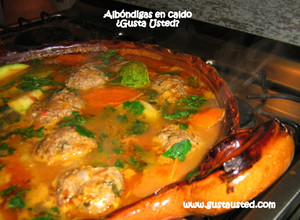 Una foto de Albóndigas de res en caldo con verduras