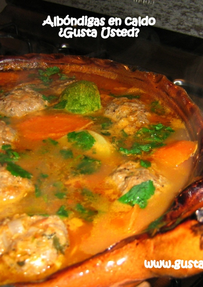 Una foto de Albóndigas de res en caldo con verduras