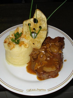 Una foto de Bifes de chorizo a la zíngara con puré de papas y chips de ajo
