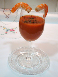 Una foto de Gazpacho de sandía con langostinos