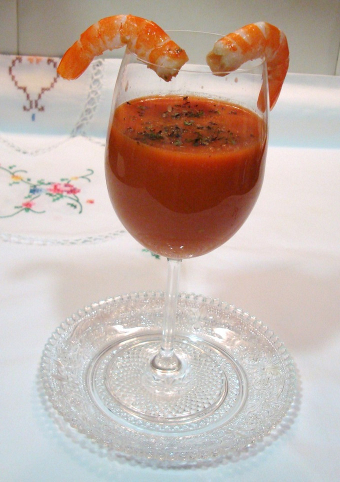 Una foto de Gazpacho de sandía con langostinos