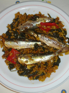 Una foto de Arroz con espinacas y sardinas