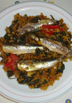 Una foto de Arroz con espinacas y sardinas