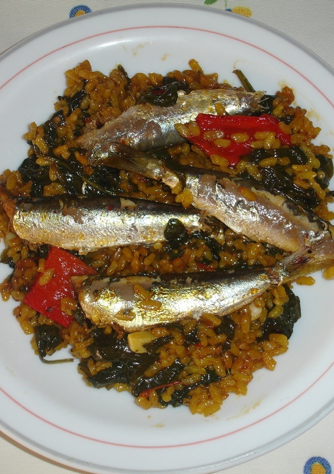 Una foto de Arroz con espinacas y sardinas