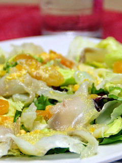Una foto de Ensalada de bacalao ahumado y mandarina