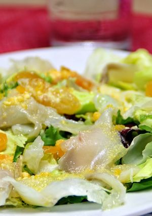 Una foto de Ensalada de bacalao ahumado y mandarina 