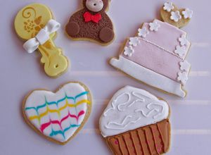 Foto principal de Galletas de mantequilla decoradas con glasa real y fondant