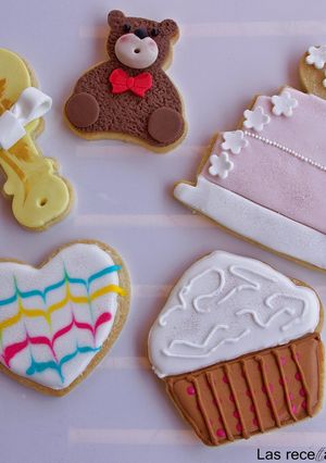 Una foto de Galletas de mantequilla decoradas con glasa real y fondant