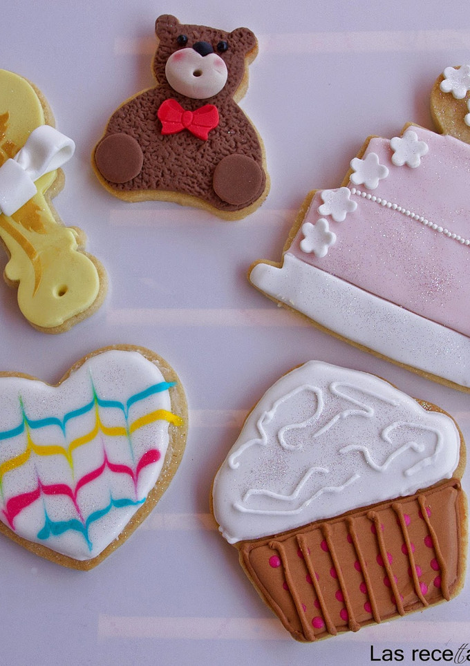 Una foto de Galletas de mantequilla decoradas con glasa real y fondant