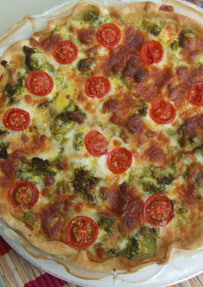 Una foto de Quiché de brécol y cherrys