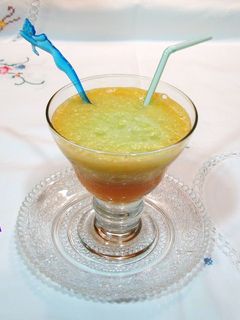 Una foto de Zumo de zanahoria y naranja con espuma de melón