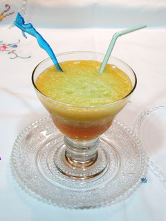 Una foto de Zumo de zanahoria y naranja con espuma de melón