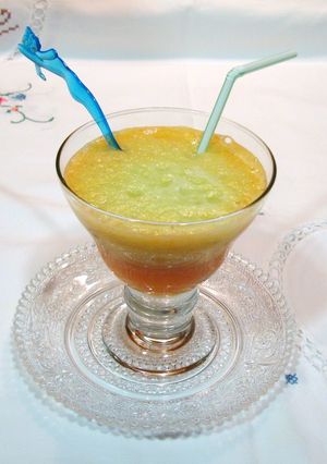 Una foto de Zumo de zanahoria y naranja con espuma de melón