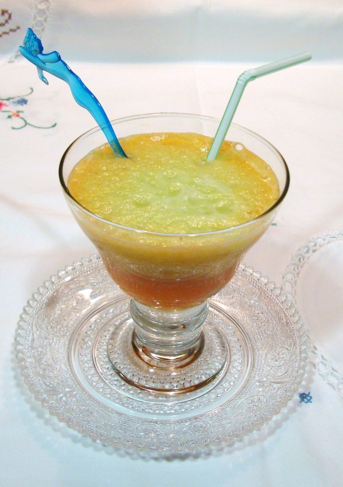 Una foto de Zumo de zanahoria y naranja con espuma de melón