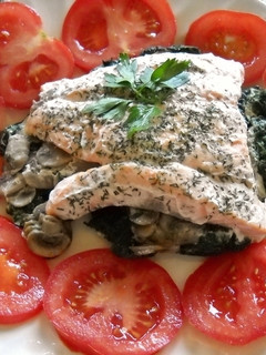 Una foto de Salmón con espinacas y champiñones en papillote