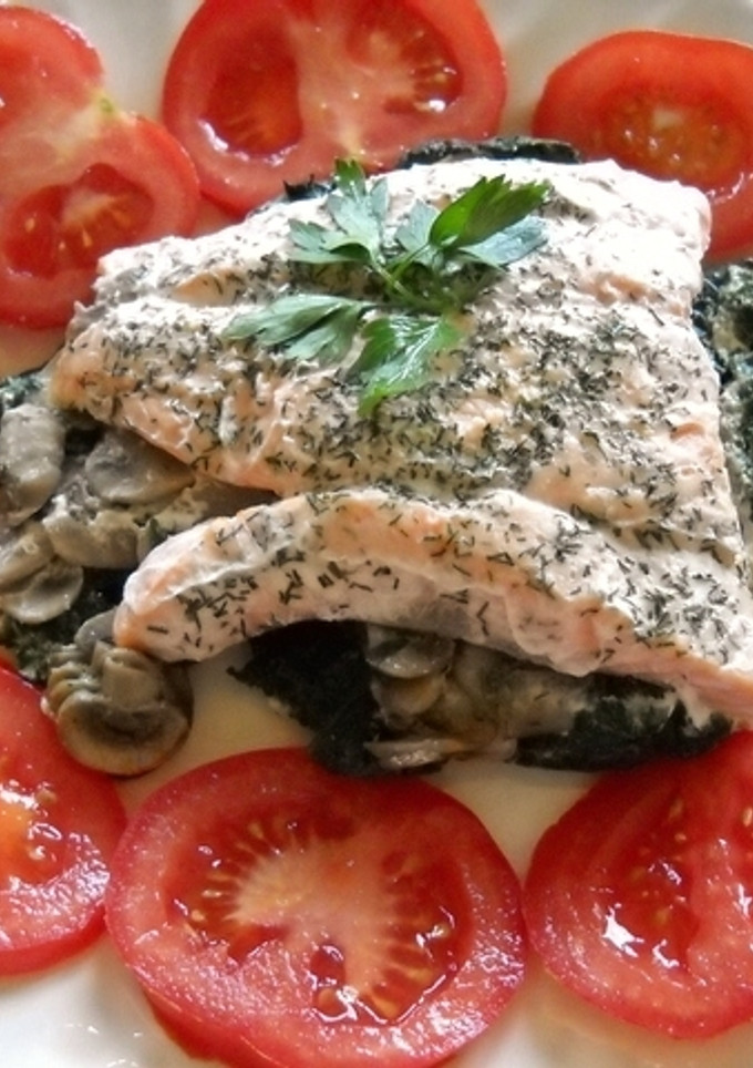Una foto de Salmón con espinacas y champiñones en papillote