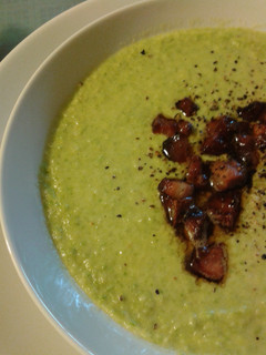 Una foto de Sopa crema de arvejas con panceta / tocino